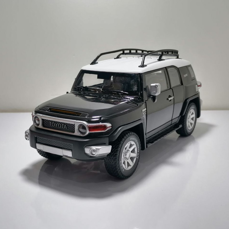 ماشین بازی آفرود مدل FJ Cruiser مقیاس 1:24، بدنه فلزی و پلاستیکی، عقبکش، چراغدار و موزیکال