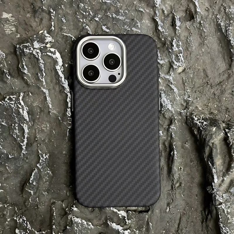 کاور مدل Carbonix مناسب برای گوشی موبایل اپل iPhone 15 Pro Max