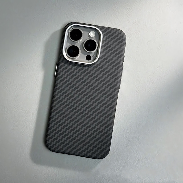 کاور مدل Carbonix مناسب برای گوشی موبایل اپل iPhone 13