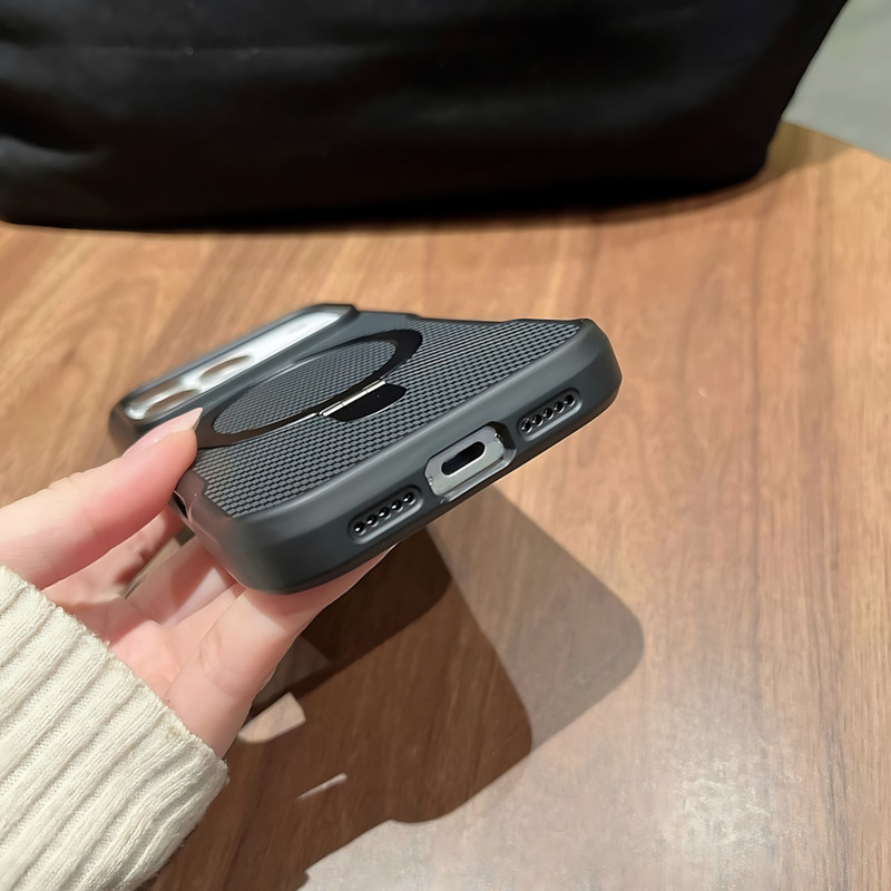 کاور مدل AeroCarbon مناسب برای گوشی موبایل اپل iPhone 17 Pro
