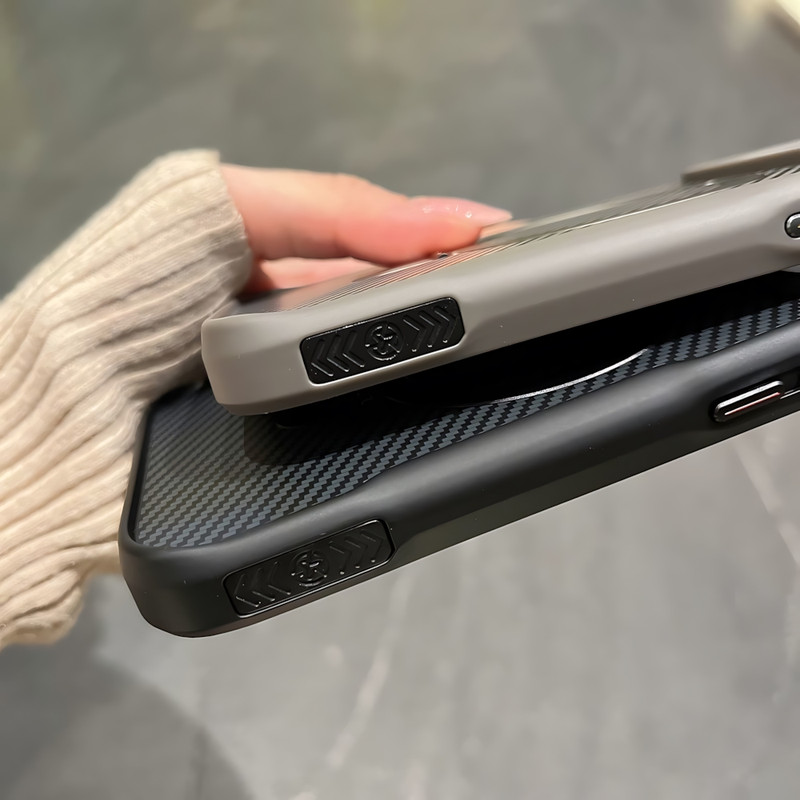 کاور مدل AeroCarbon مناسب برای گوشی موبایل اپل iPhone 17 Pro